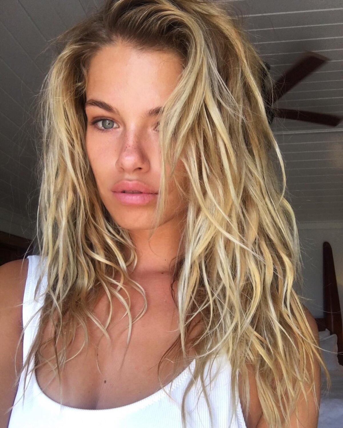 GALERIE FOTO Cea mai tare apariție din Sports Illustrated » Ghicești ce legătură are voluptoasa blondă cu sportul? :)