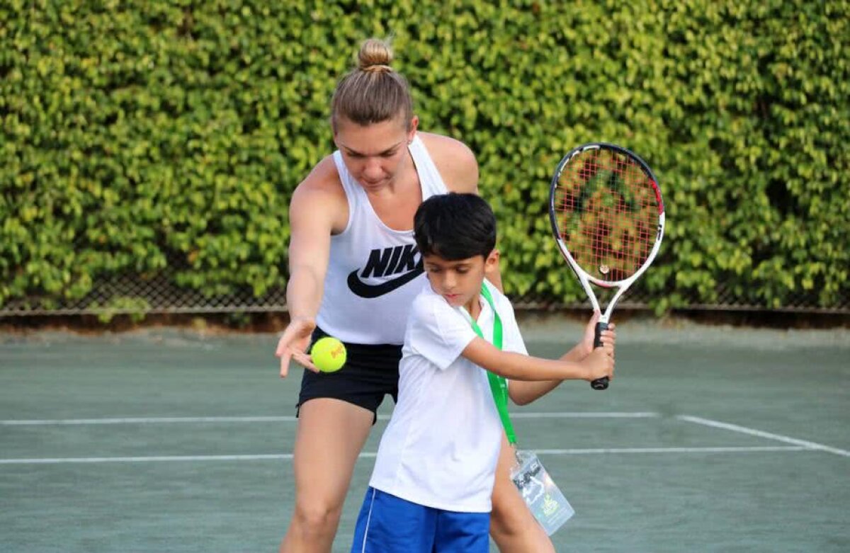 SIMONA HALEP LA MIAMI. VIDEO + FOTO Simona Halep față-n față cu Serena Williams » Halep, lovită cu mingea de americancă