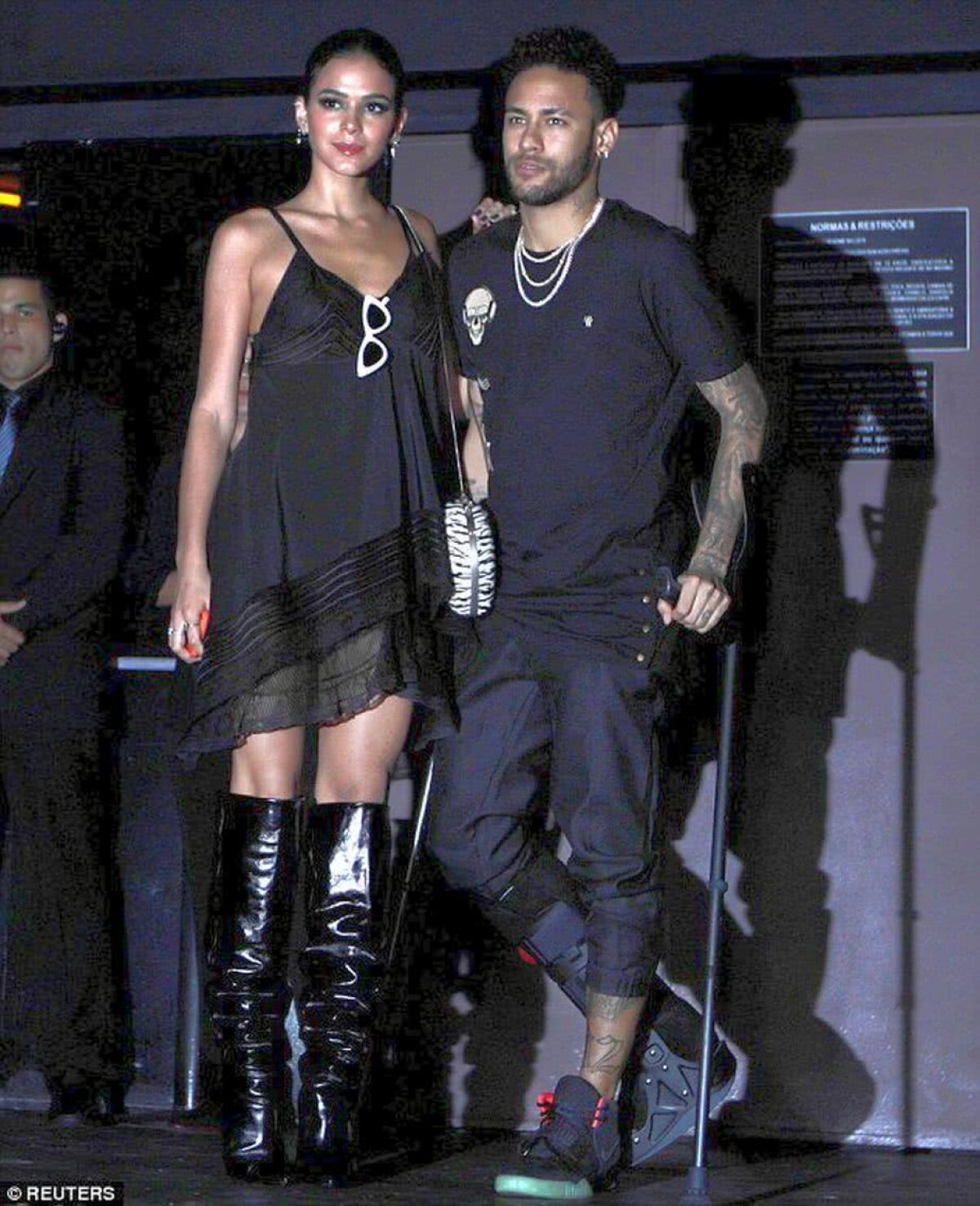 VIDEO Recuperare la disco! Neymar dansează într-un picior și-i enervează pe parizieni: "Se împarte între refacere, poker și farniente"