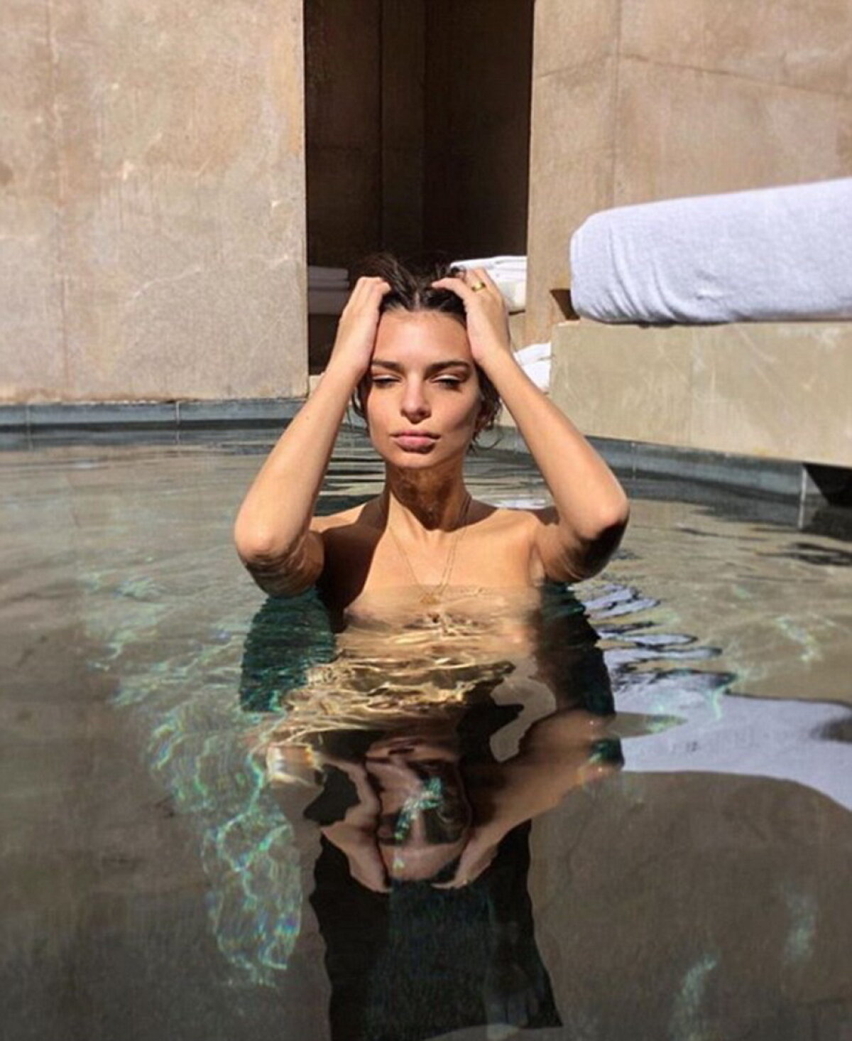 FOTO Emily Ratajkowski a pozat complet dezbrăcată. Este absolut superbă!