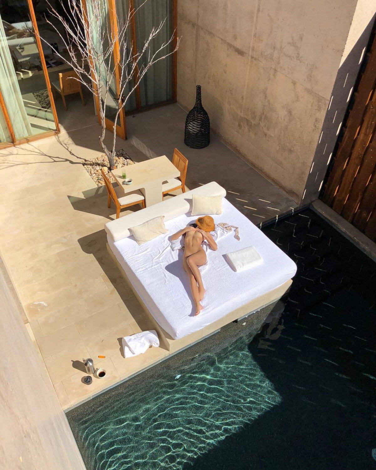 FOTO Emily Ratajkowski a pozat complet dezbrăcată. Este absolut superbă!