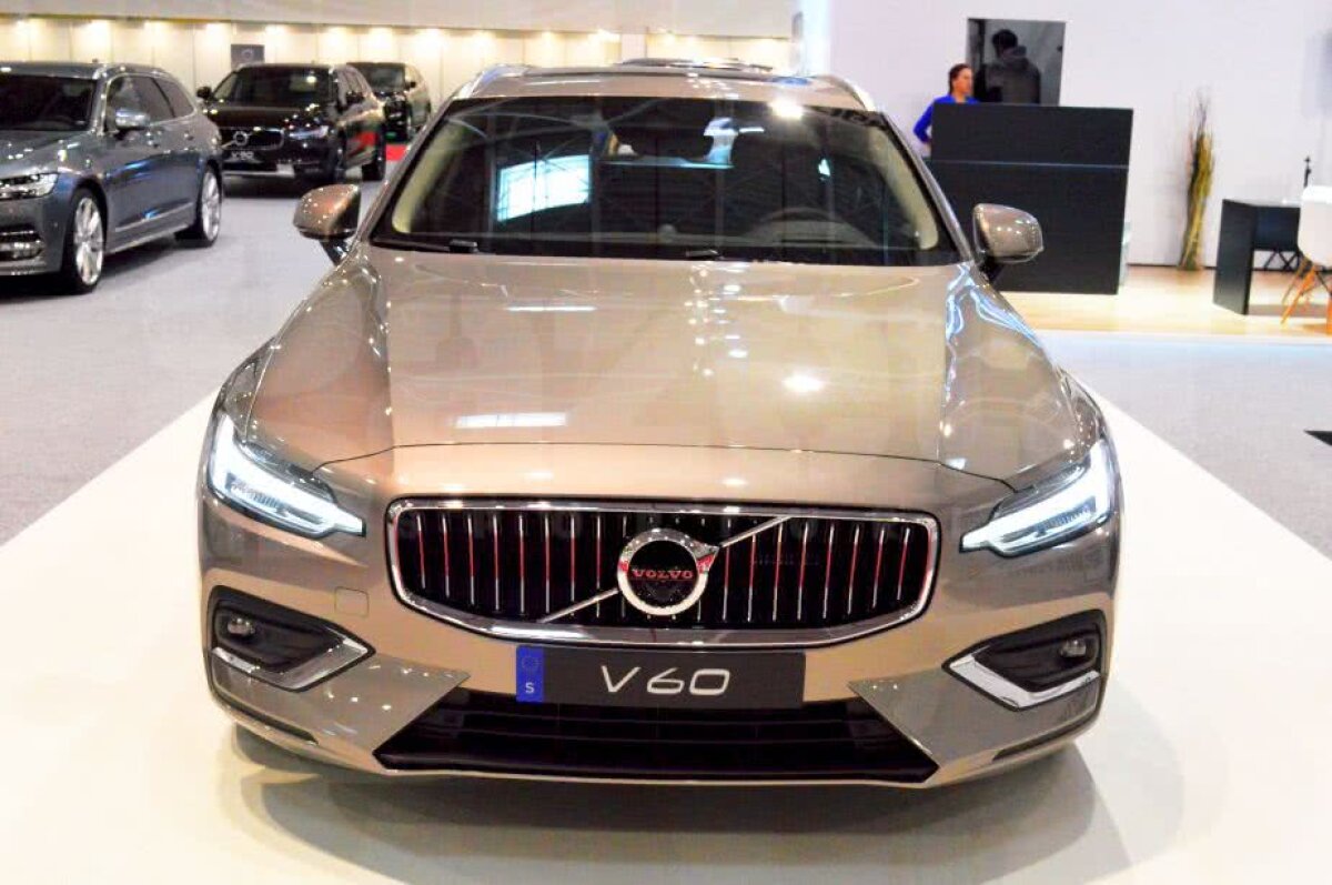 VIDEO + FOTO Cele mai tari mașini sunt la București! Imagini de la Salonul Internațional Auto: cum arată Bentley Bentayga sau noul Rolls-⁠Royce Phantom 