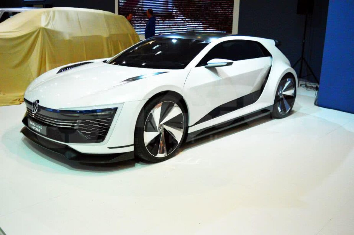 VIDEO + FOTO Cele mai tari mașini sunt la București! Imagini de la Salonul Internațional Auto: cum arată Bentley Bentayga sau noul Rolls-⁠Royce Phantom 