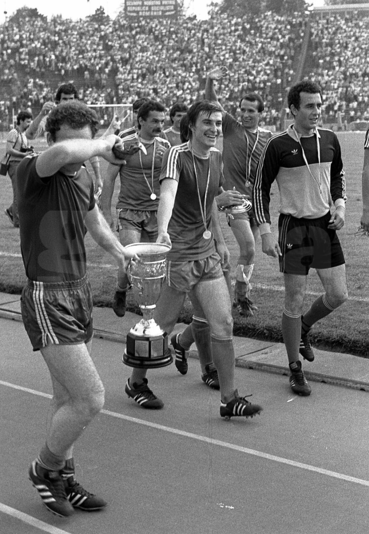 A murit Nicolae Tilihoi » Imagini și povești memorabile cu stoperul Craiovei Maxima: "Să mă întoarceţi pe partea cealaltă cu tot cu pătură" 