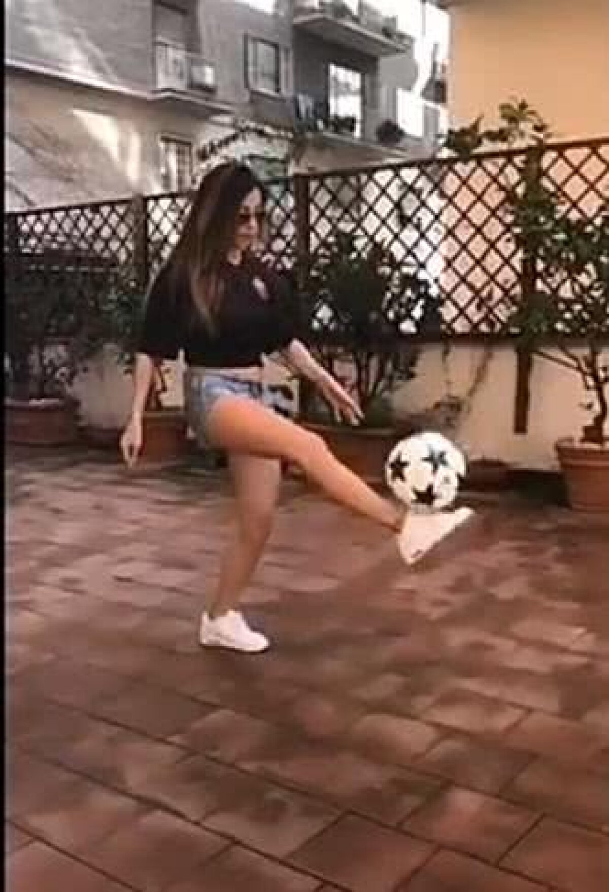 FOTO Roberta se pregătește de Barca » Blonda sexy de pe "Olimpico" așteaptă duelul cu trupa lui Messi 