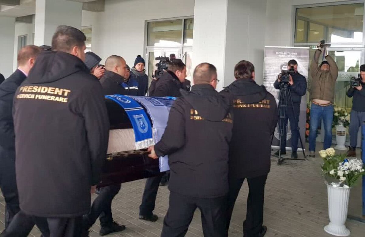 FOTO + VIDEO Momente emoționante în Bănie » Sicriul cu trupul lui Nicolae Tilihoi a fost depus pe stadionul "Ion Oblemenco", în prezența a numeroase legende » La stadion a sosit și echipa lui Adrian Mititelu