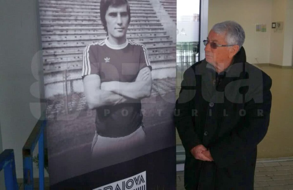 FOTO + VIDEO Momente emoționante în Bănie » Sicriul cu trupul lui Nicolae Tilihoi a fost depus pe stadionul "Ion Oblemenco", în prezența a numeroase legende » La stadion a sosit și echipa lui Adrian Mititelu