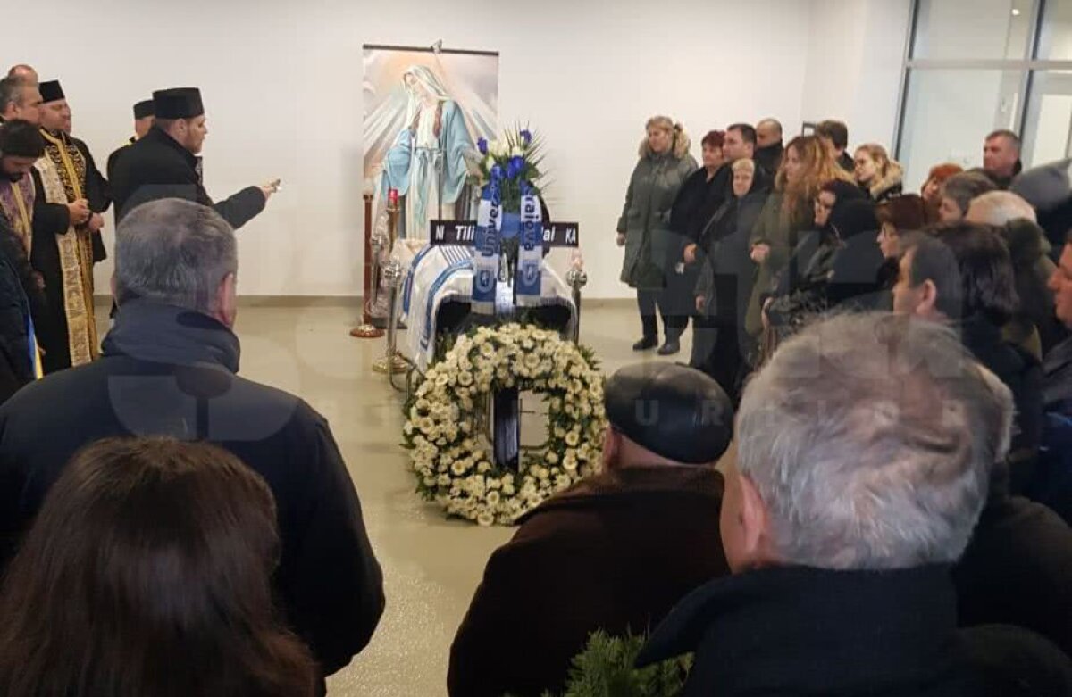 FOTO + VIDEO Momente emoționante în Bănie » Sicriul cu trupul lui Nicolae Tilihoi a fost depus pe stadionul "Ion Oblemenco", în prezența a numeroase legende » La stadion a sosit și echipa lui Adrian Mititelu