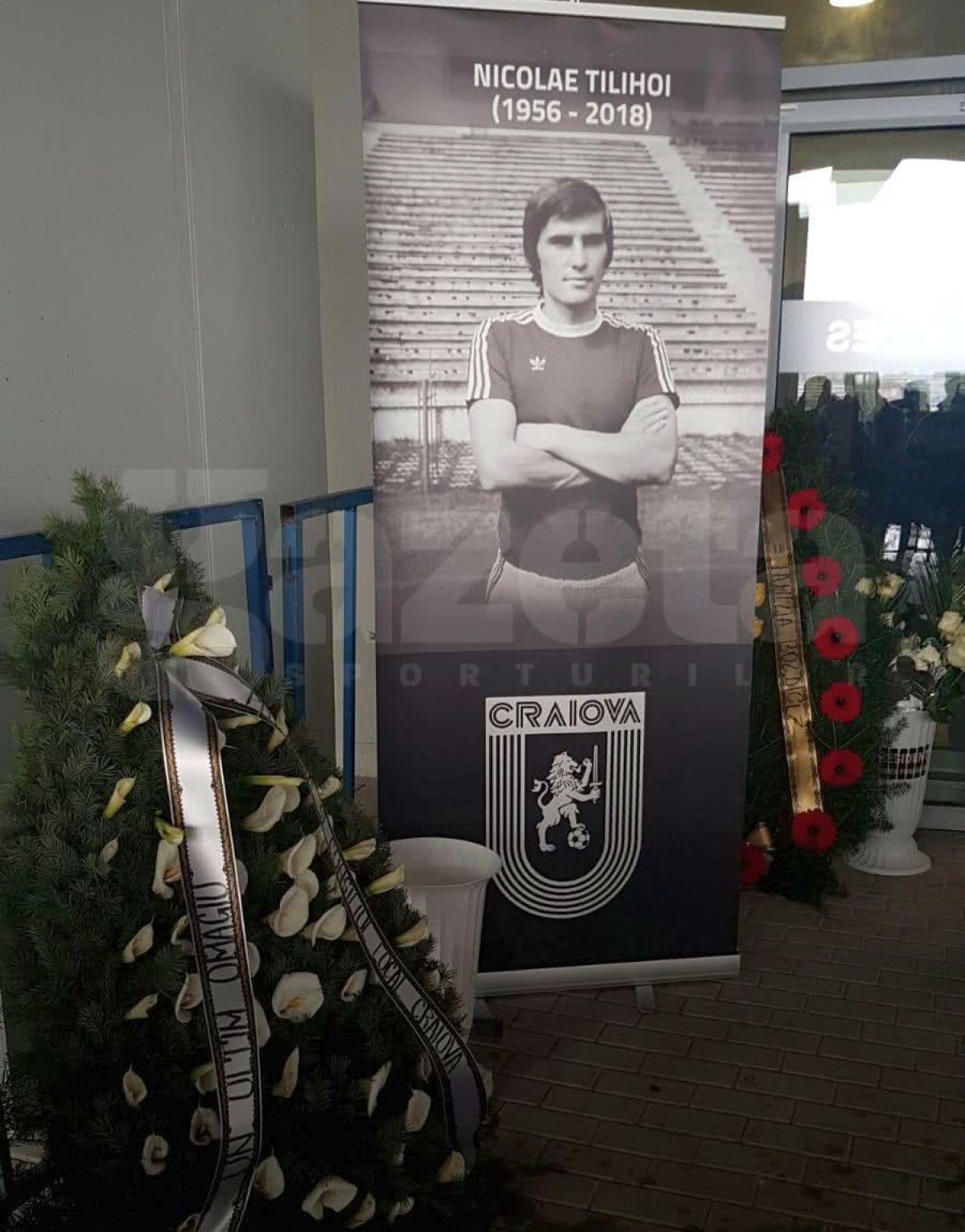 FOTO + VIDEO Momente emoționante în Bănie » Sicriul cu trupul lui Nicolae Tilihoi a fost depus pe stadionul "Ion Oblemenco", în prezența a numeroase legende » La stadion a sosit și echipa lui Adrian Mititelu