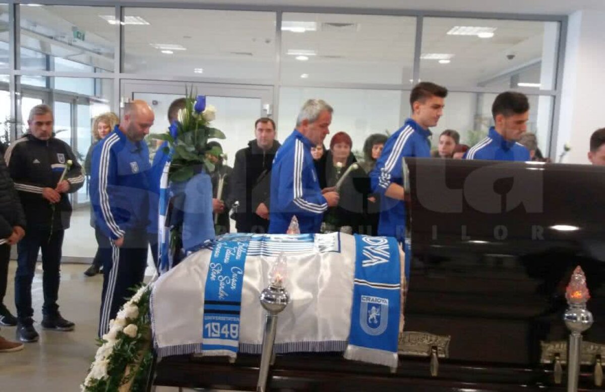 FOTO + VIDEO Momente emoționante în Bănie » Sicriul cu trupul lui Nicolae Tilihoi a fost depus pe stadionul "Ion Oblemenco", în prezența a numeroase legende » La stadion a sosit și echipa lui Adrian Mititelu