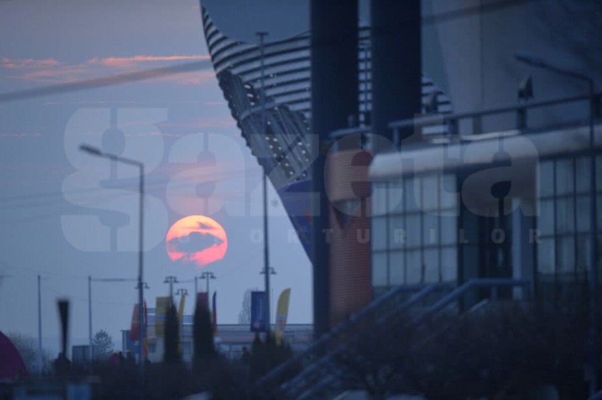 FOTO Bănia fierbinte » Naționala a revenit după o pauză de 14 ani la Craiova: detalii de atmosferă de pe noul "Oblemenco"