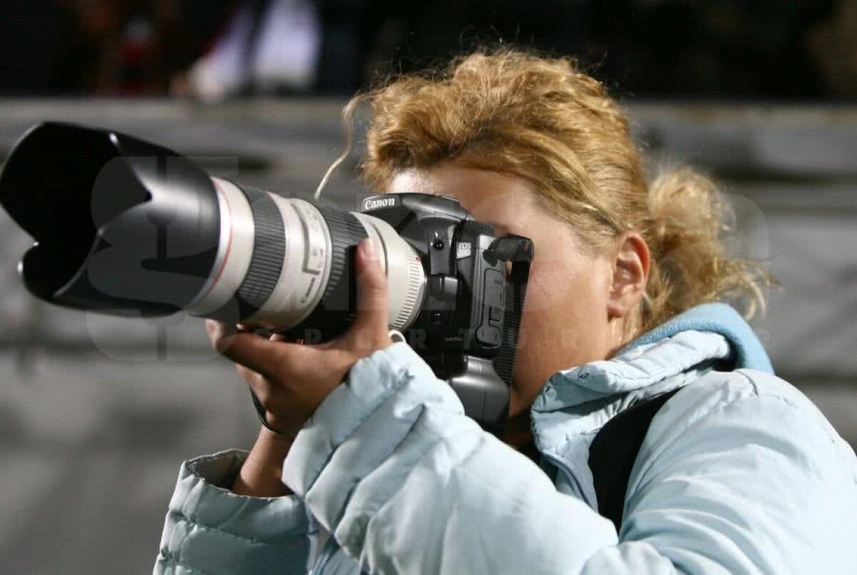 GALERIE FOTO Imagini TARI publicate în premieră, la 12 ani de la "sfertul" UEFAntastic: ce făcea fiica lui Băsescu la marginea terenului din Giulești