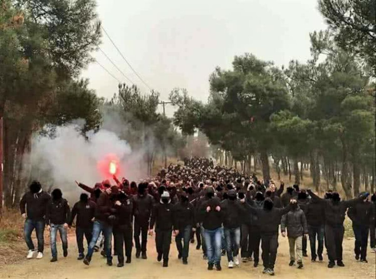 GALERIE FOTO și VIDEO Imaginile spectaculoase ale renașterii » Relație cu năbădăi între PAOK și fanii din Salonic