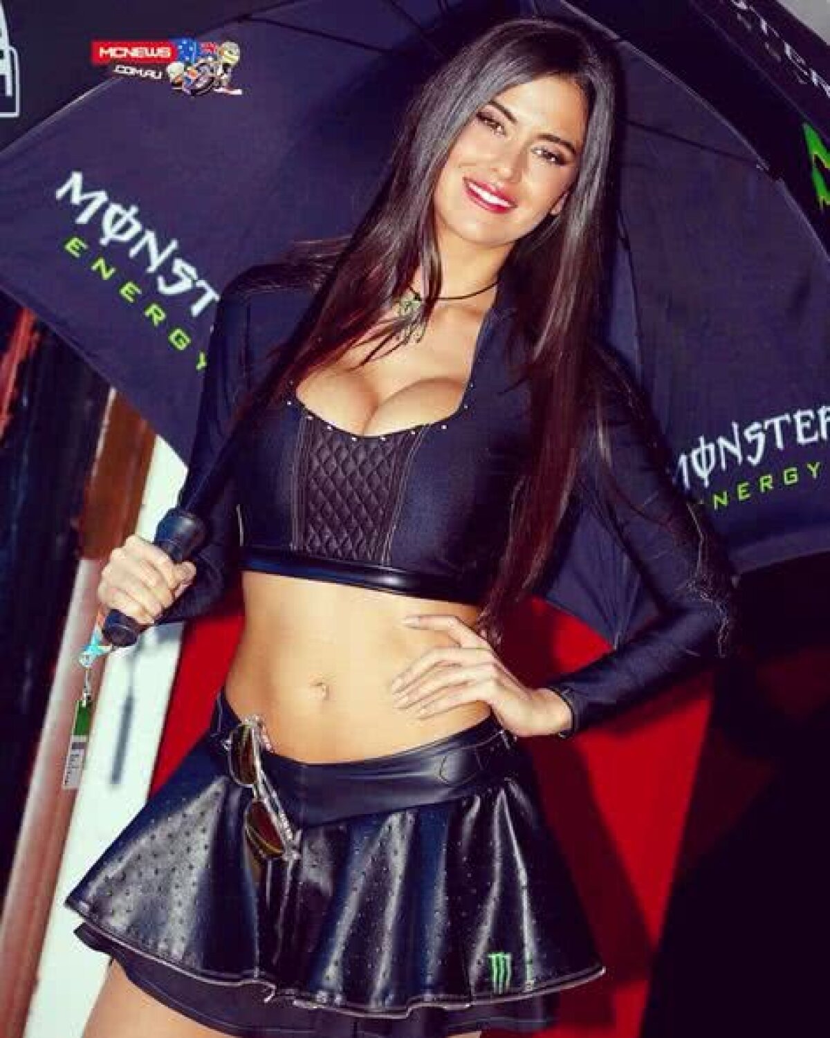 FOTO Cea mai sexy "Monster Girl" » Eva Padlock face senzație la cursele de MotoGP