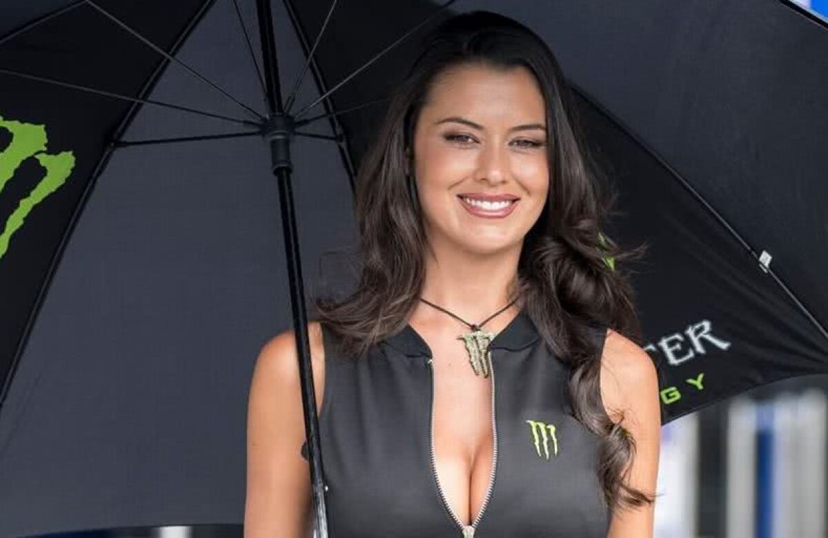 FOTO Cea mai sexy "Monster Girl" » Eva Padlock face senzație la cursele de MotoGP
