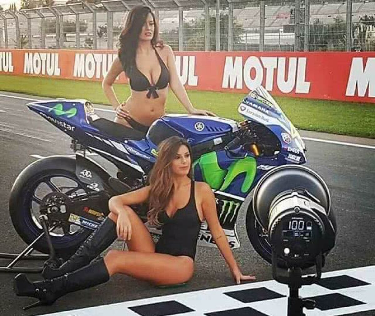 FOTO Cea mai sexy "Monster Girl" » Eva Padlock face senzație la cursele de MotoGP