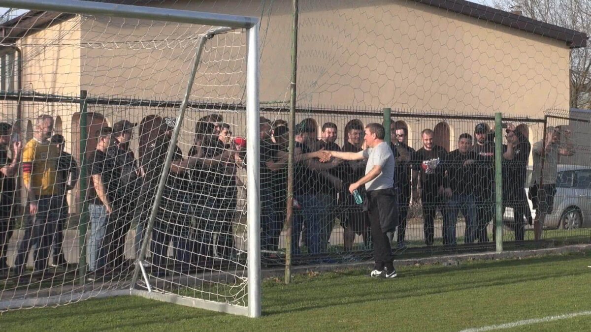 VIDEO Imagini tari din Ghencea » Ultrașii Stelei din Liga a 4-a, alături de o echipă din prima ligă : "SUD-ul este mereu cu tine!"