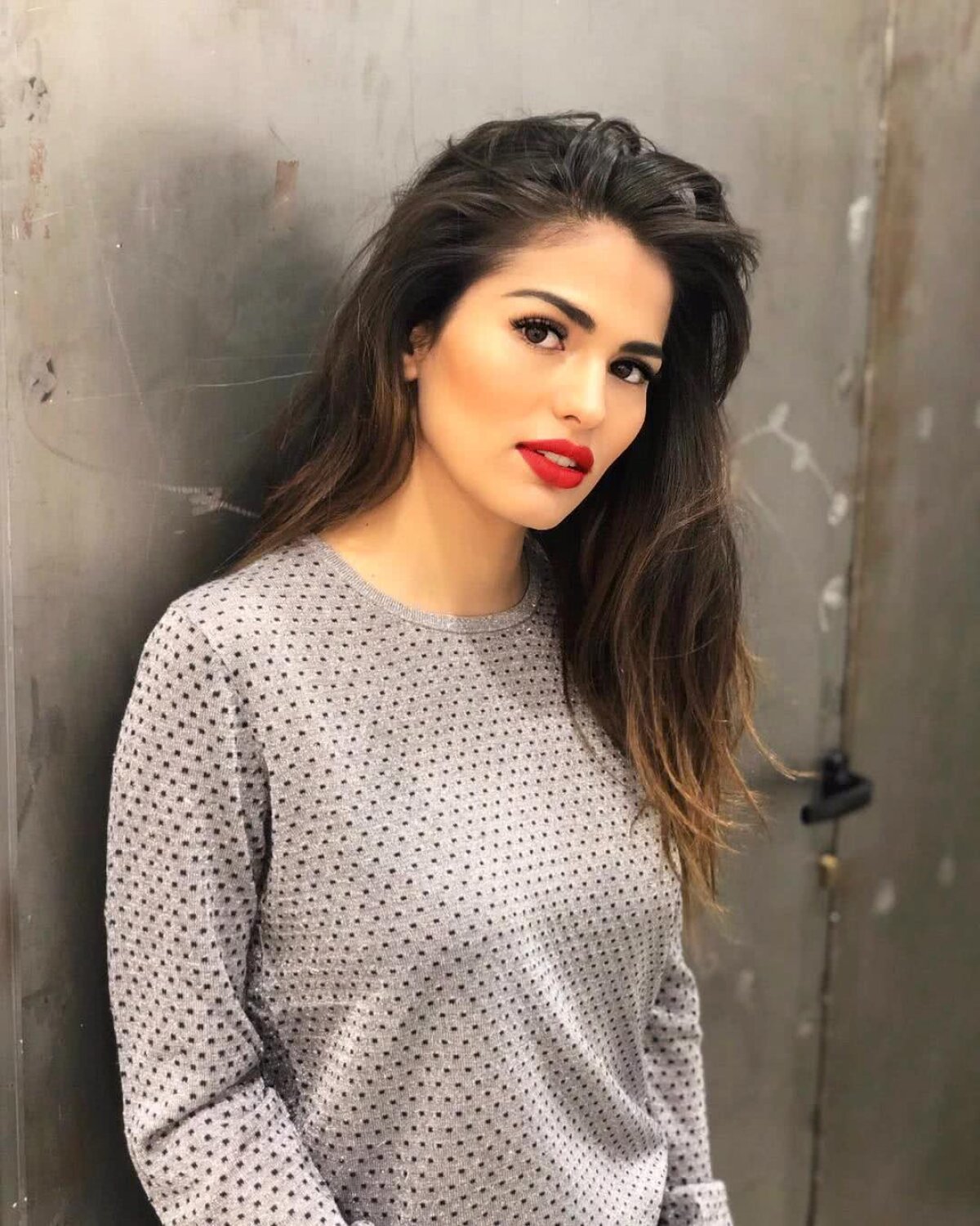 FOTO Amenințată cu moartea de fanii lui Real » Ea e acuzată că lasă fără vlagă o vedetă a "galacticilor"!