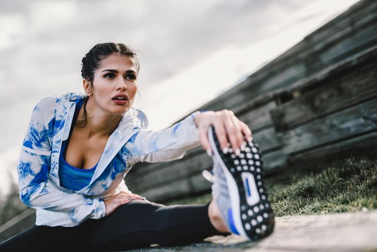 FOTO Amenințată cu moartea de fanii lui Real » Ea e acuzată că lasă fără vlagă o vedetă a "galacticilor"!