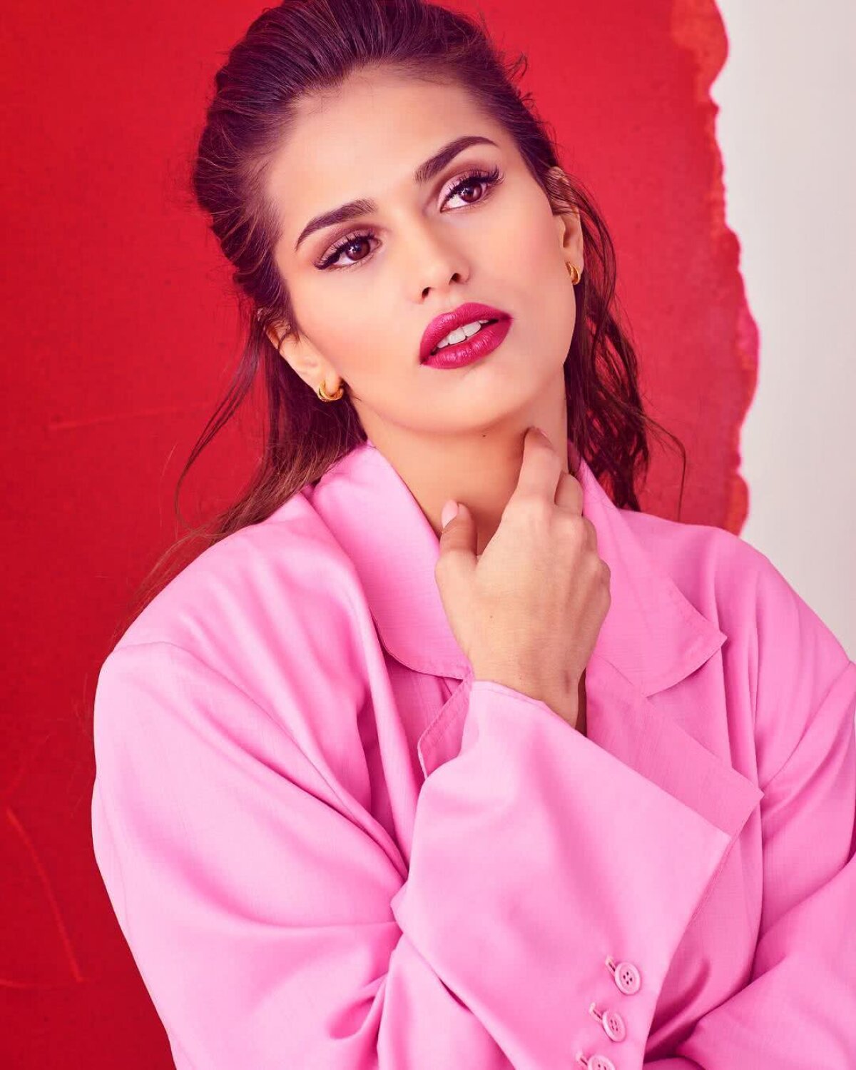 FOTO Amenințată cu moartea de fanii lui Real » Ea e acuzată că lasă fără vlagă o vedetă a "galacticilor"!