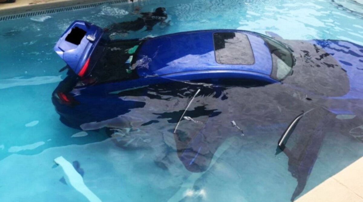 FOTO & VIDEO I-a căzut mașina în piscină... din neatenție!