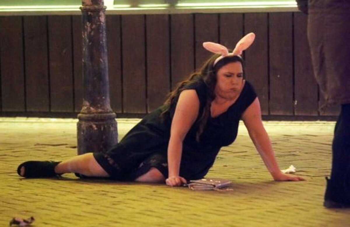 FOTO Imagini rușinoase! Britanicii au petrecut Paștele căzuți pe străzi