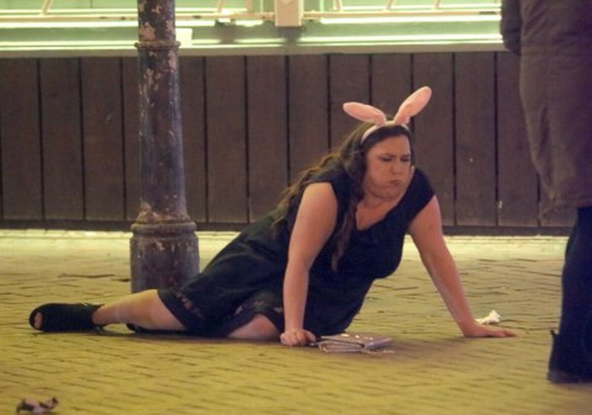 FOTO Imagini rușinoase! Britanicii au petrecut Paștele căzuți pe străzi