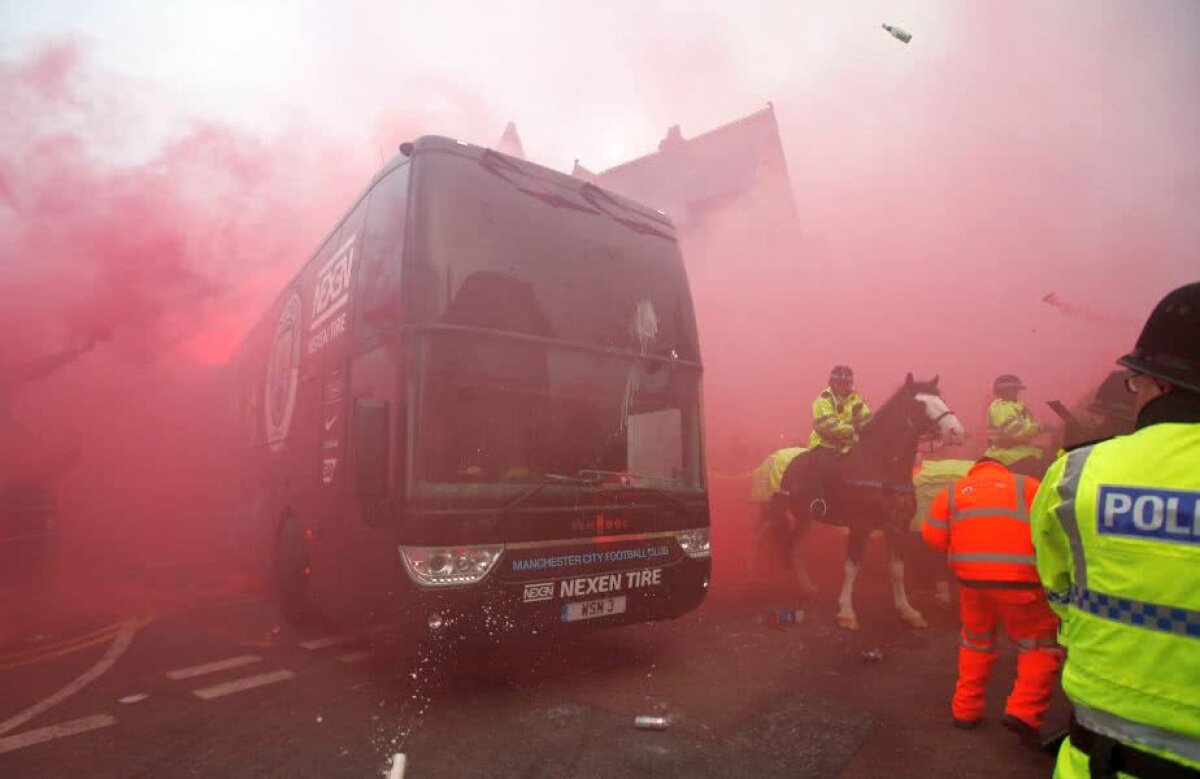 FOTO + VIDEO Incidente grave înainte de Liverpool - City! Autocarul echipei lui Guardiola, avariat! Mai mulți răniți