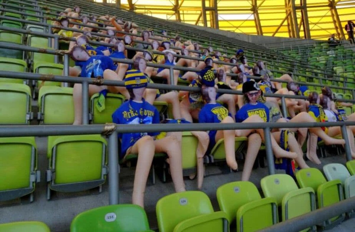 FOTO Aroganța anului! Modul incredibil prin care ultrașii unei echipe i-au ironizat pe marii rivali » Toată lumea de pe stadion a fost șocată, dar apoi s-a râs în hohote