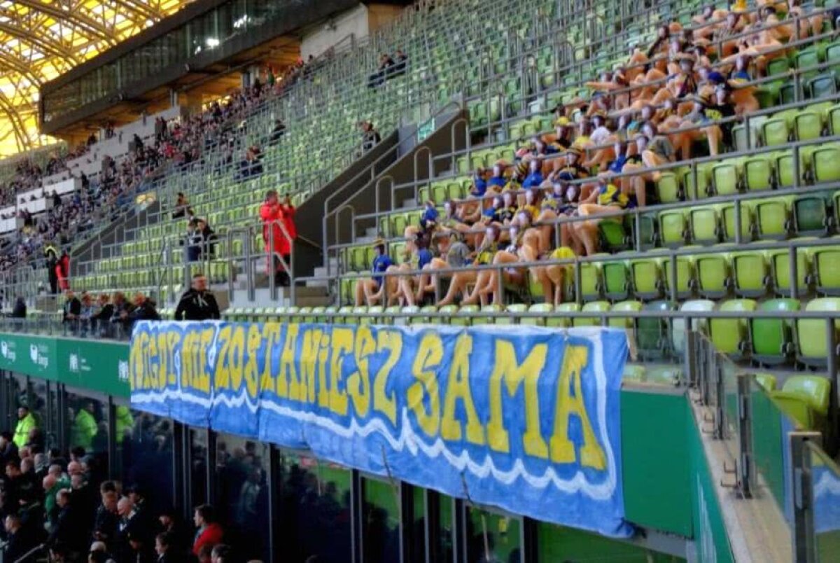 FOTO Aroganța anului! Modul incredibil prin care ultrașii unei echipe i-au ironizat pe marii rivali » Toată lumea de pe stadion a fost șocată, dar apoi s-a râs în hohote