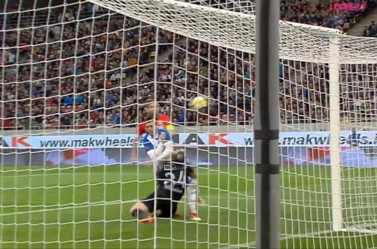 VIDEO + FOTO Ciocnire violentă în finalul primei reprize la FCSB - Craiova! Ambulanța a intervenit de urgență! Se impunea cartonașul roșu?