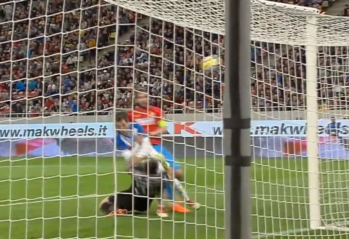 VIDEO + FOTO Ciocnire violentă în finalul primei reprize la FCSB - Craiova! Ambulanța a intervenit de urgență! Se impunea cartonașul roșu?