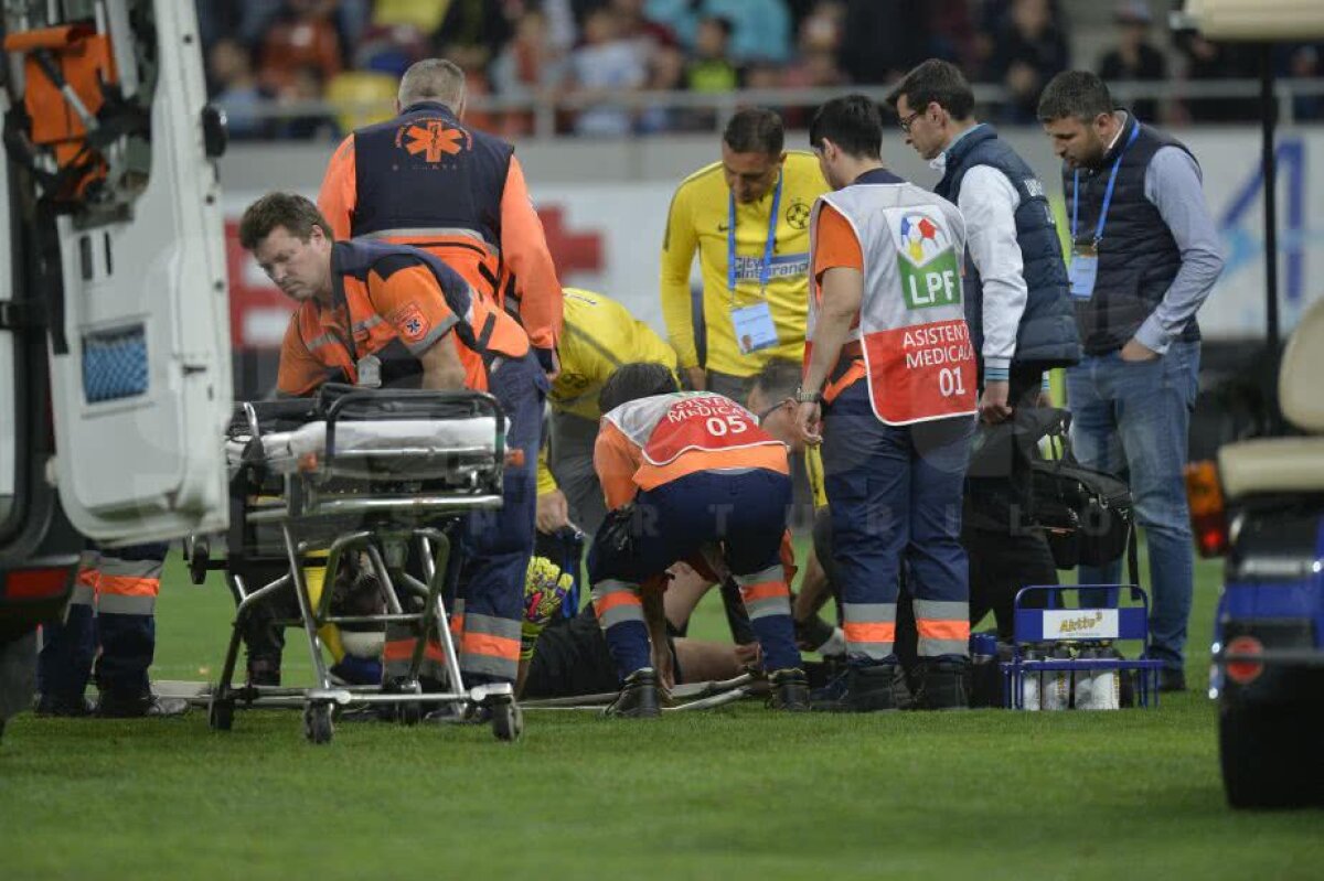 VIDEO + FOTO Ciocnire violentă în finalul primei reprize la FCSB - Craiova! Ambulanța a intervenit de urgență! Se impunea cartonașul roșu?