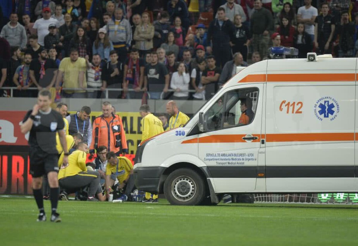 VIDEO + FOTO Ciocnire violentă în finalul primei reprize la FCSB - Craiova! Ambulanța a intervenit de urgență! Se impunea cartonașul roșu?