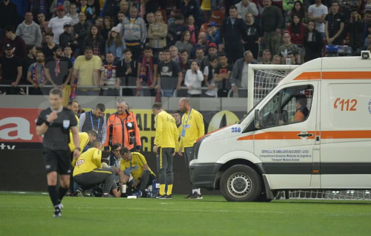 VIDEO + FOTO Ciocnire violentă în finalul primei reprize la FCSB - Craiova! Ambulanța a intervenit de urgență! Se impunea cartonașul roșu?