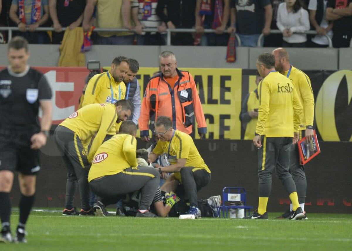 VIDEO + FOTO Ciocnire violentă în finalul primei reprize la FCSB - Craiova! Ambulanța a intervenit de urgență! Se impunea cartonașul roșu?