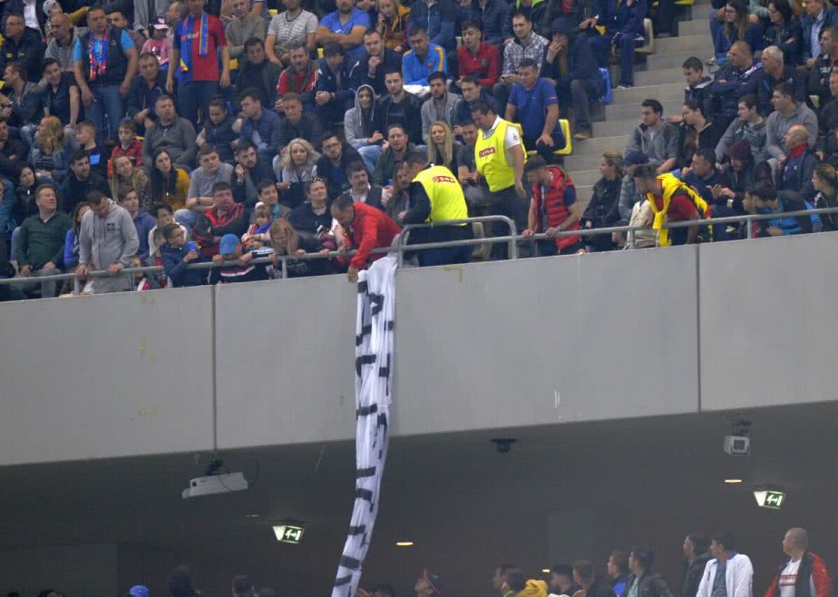 FOTO Scandal URIAȘ la FCSB - U Craiova, după ce fanii lui CSA Steaua s-au infiltrat și au afișat un mesaj imens!