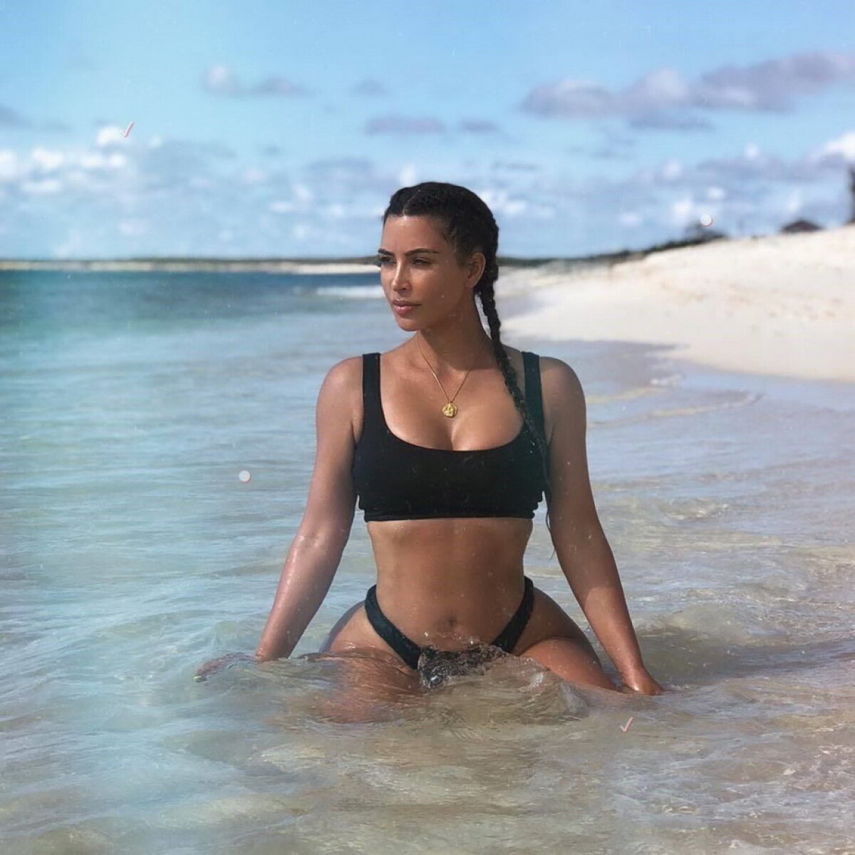 GALERIE FOTO Surorile Kardashian, ipostaze super hot la plajă
