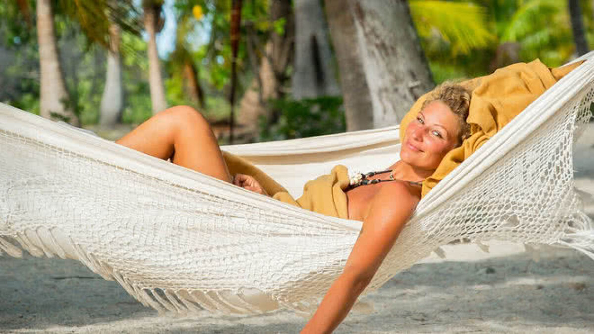 FOTO Totul pentru surfing » Se dezbracă în revistele pentru bărbați pentru a putea practica sportul ei favorit