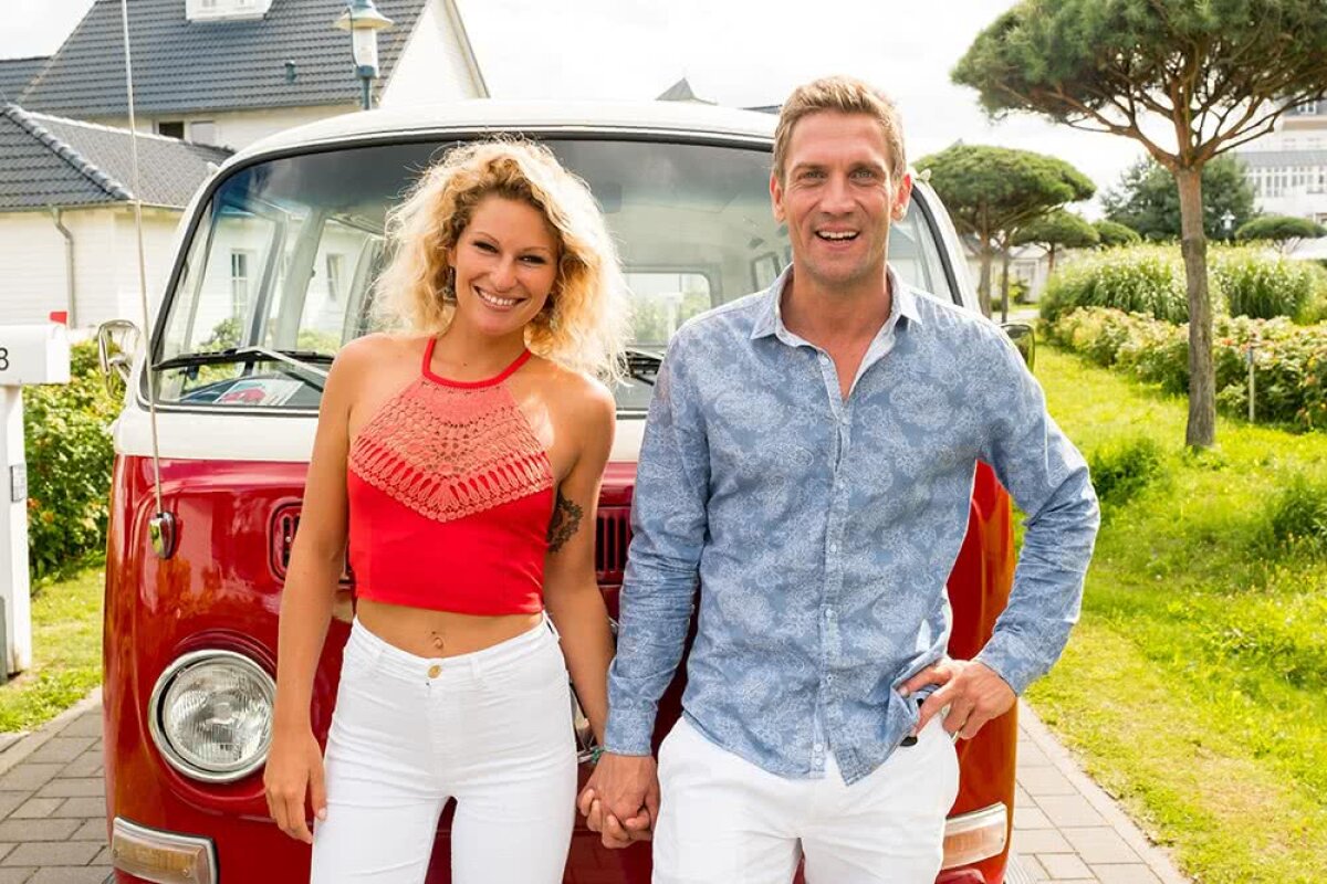 FOTO Totul pentru surfing » Se dezbracă în revistele pentru bărbați pentru a putea practica sportul ei favorit