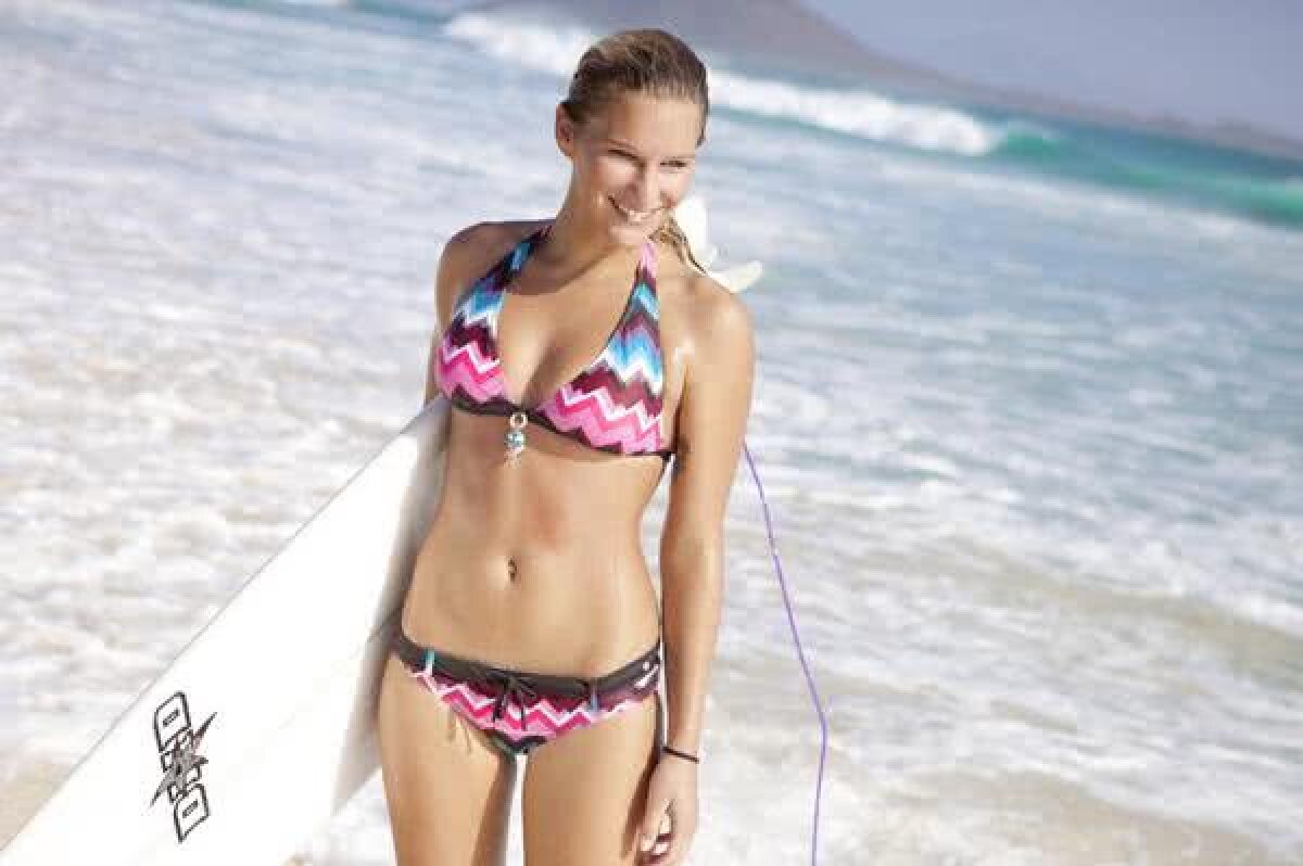 FOTO Totul pentru surfing » Se dezbracă în revistele pentru bărbați pentru a putea practica sportul ei favorit