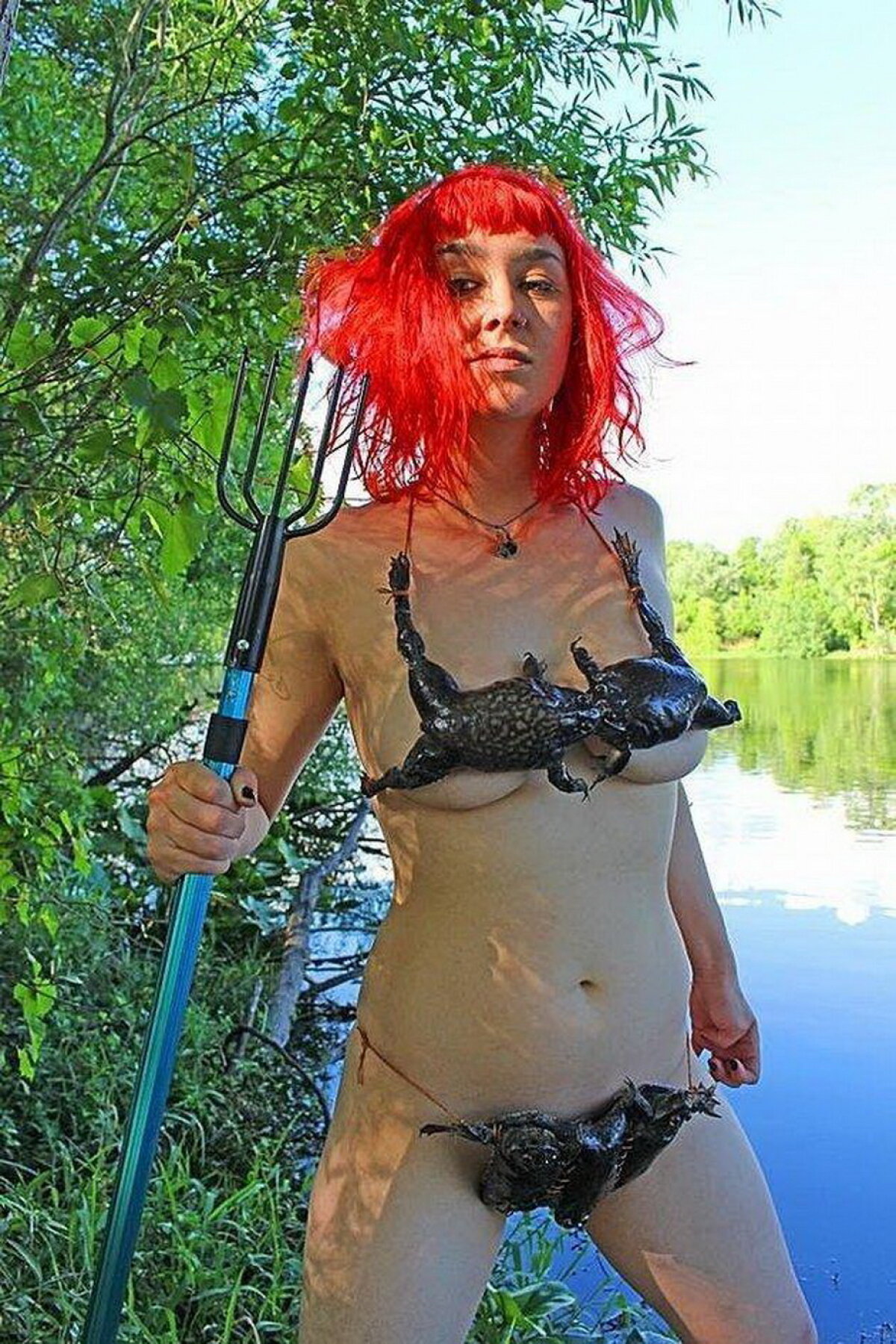 FOTO O tânără și-a făcut costum de baie din... broaște și a pozat în el!