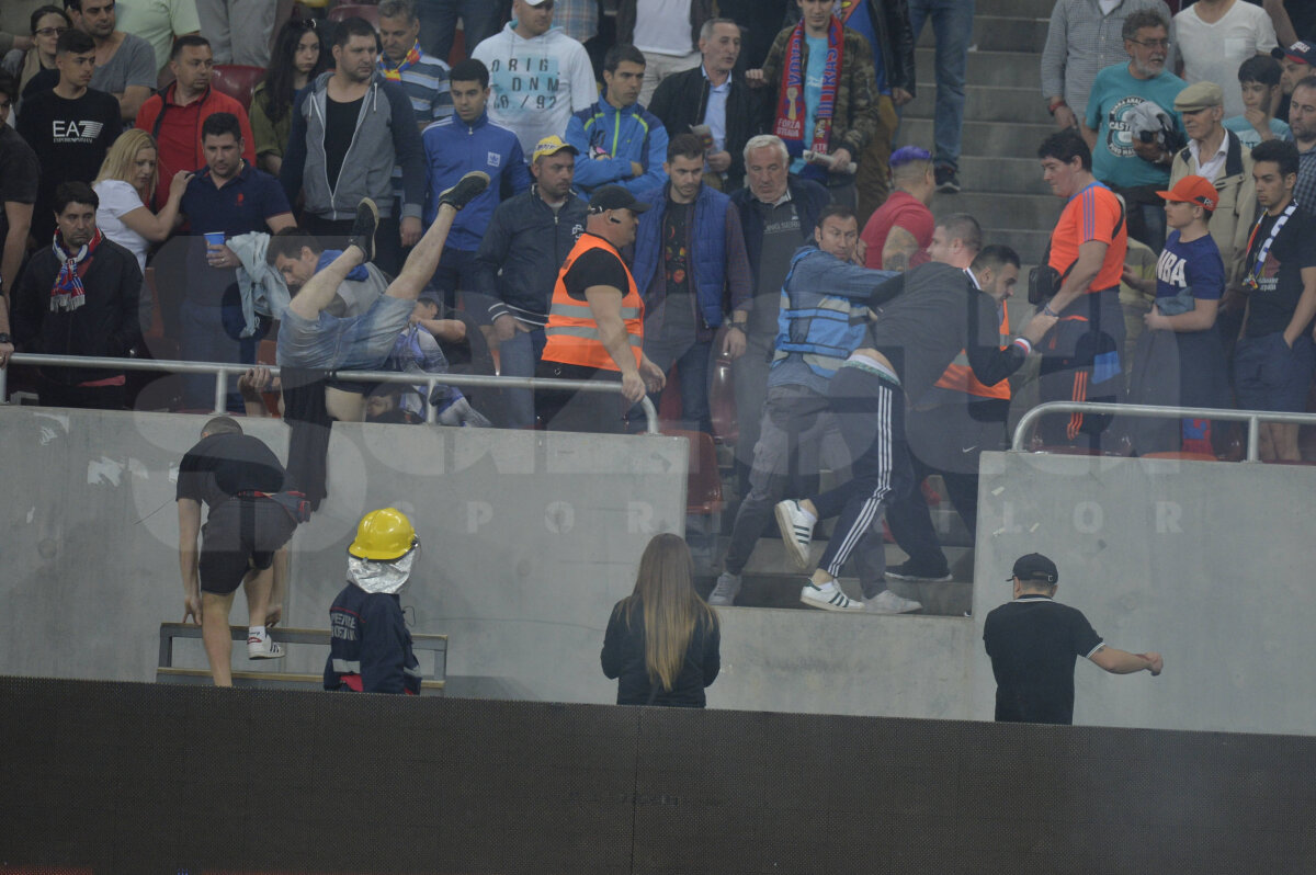 CSA STEAUA - ACADEMIA RAPID // UPDATE VIDEO & FOTO Scene reprobabile la derby-ul din Liga a 4-a! Steliștii au ieșit din peluză și s-au răfuit cu rapidiștii. Filmul evenimentelor: ce nu s-a văzut la TV