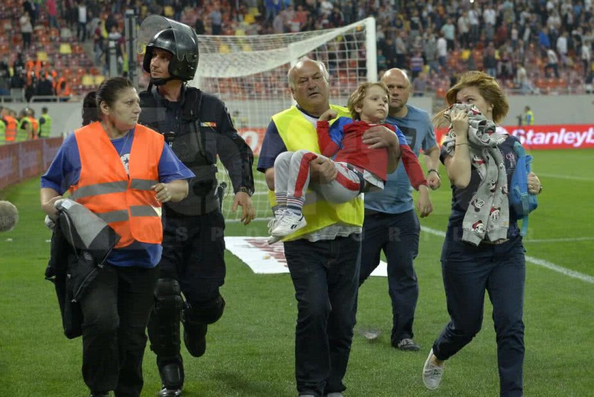 GALERIE FOTO Academia Rapid trece lejer de CSA Steaua, după un derby ca-n '90, cu show în tribune, huligani și 4 goluri » Asistență impresionantă pe Arena Națională: cifra oficială