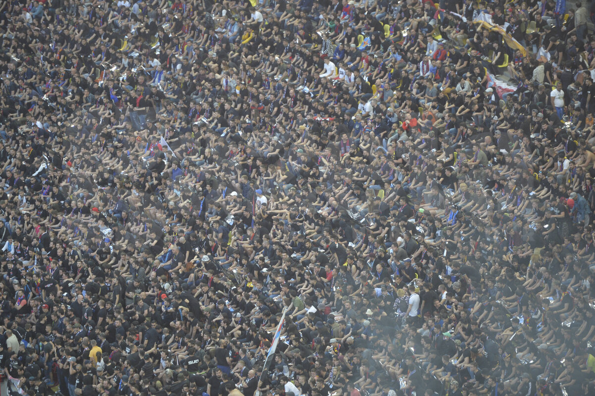 CSA STEAUA - ACADEMIA RAPID // FOTO Duel spectaculos al galeriilor la CSA Steaua - Academia Rapid, până când au început să se spargă capetele. Coregrafii, torțe + mesaje