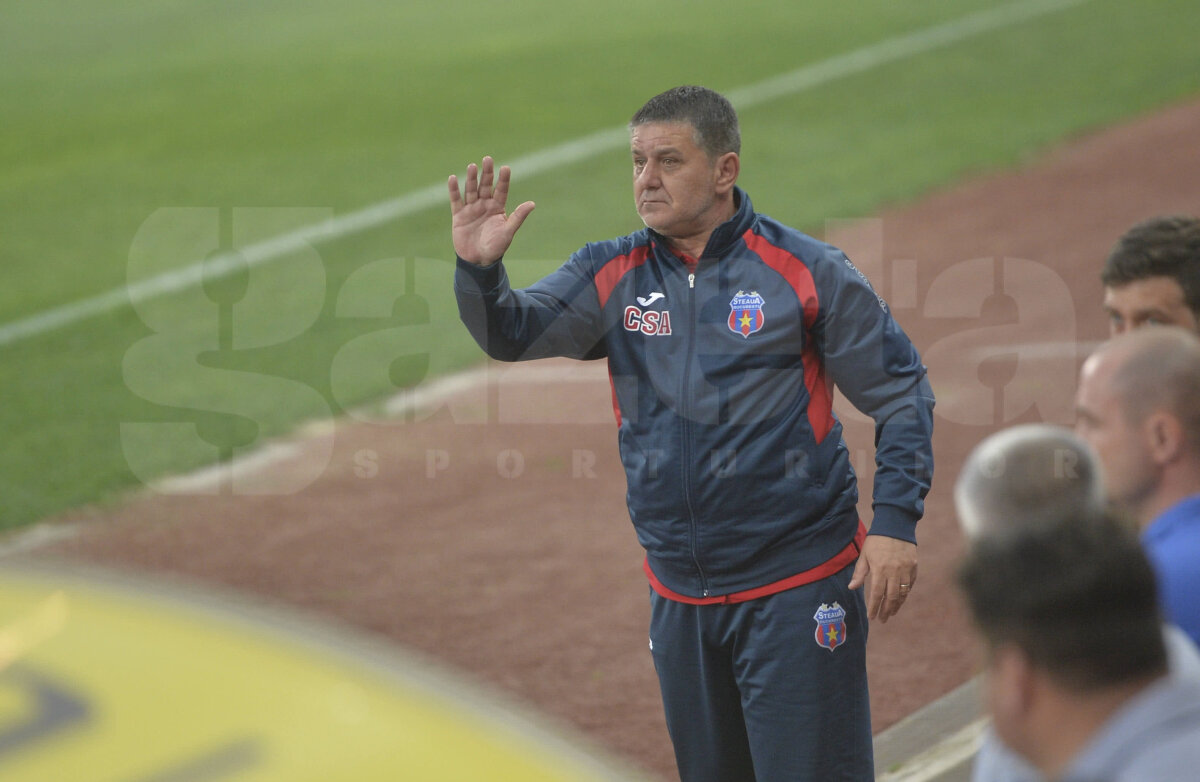 CSA STEAUA - ACADEMIA RAPID // FOTO Duel spectaculos al galeriilor la CSA Steaua - Academia Rapid, până când au început să se spargă capetele. Coregrafii, torțe + mesaje