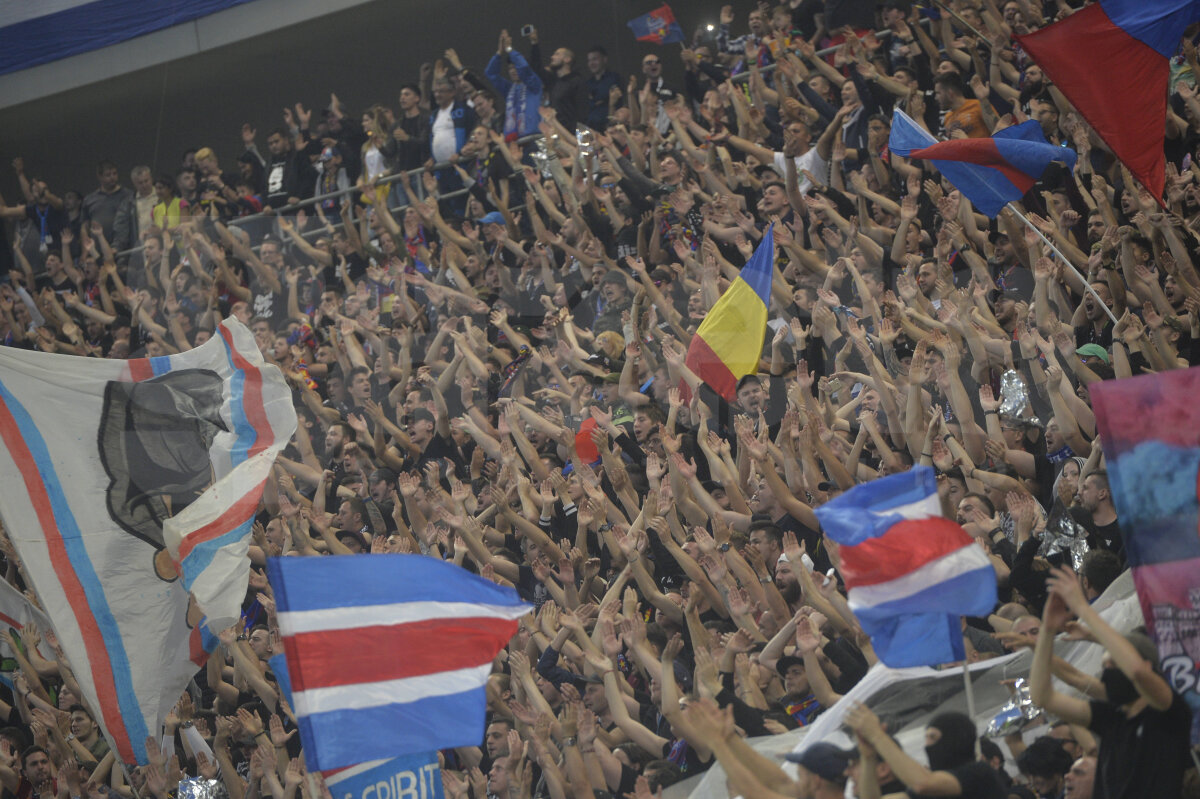 CSA STEAUA - ACADEMIA RAPID // FOTO Duel spectaculos al galeriilor la CSA Steaua - Academia Rapid, până când au început să se spargă capetele. Coregrafii, torțe + mesaje
