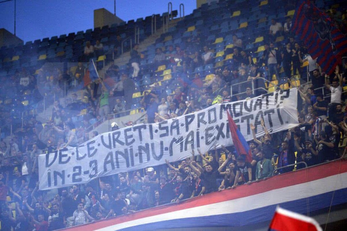 CSA STEAUA - ACADEMIA RAPID // FOTO Duel spectaculos al galeriilor la CSA Steaua - Academia Rapid, până când au început să se spargă capetele. Coregrafii, torțe + mesaje
