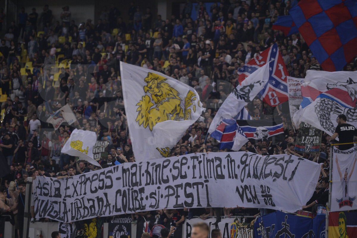 CSA STEAUA - ACADEMIA RAPID // FOTO Duel spectaculos al galeriilor la CSA Steaua - Academia Rapid, până când au început să se spargă capetele. Coregrafii, torțe + mesaje