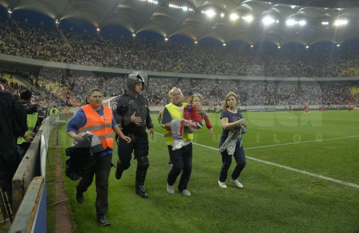 GALERIE FOTO Gestul emoționant făcut de Niculae în derby-ul cu CSA Steaua » Atacantul rapidist a salvat un copil stelist